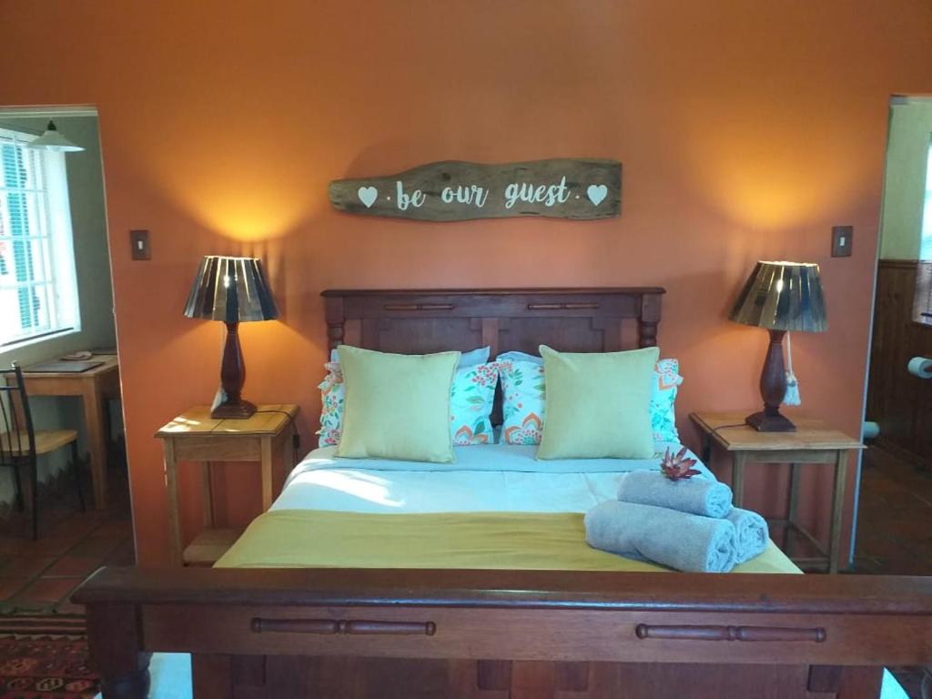 贝蒂湾索尔依松博拉公寓的卧室配有一张挂有墙上标志的床