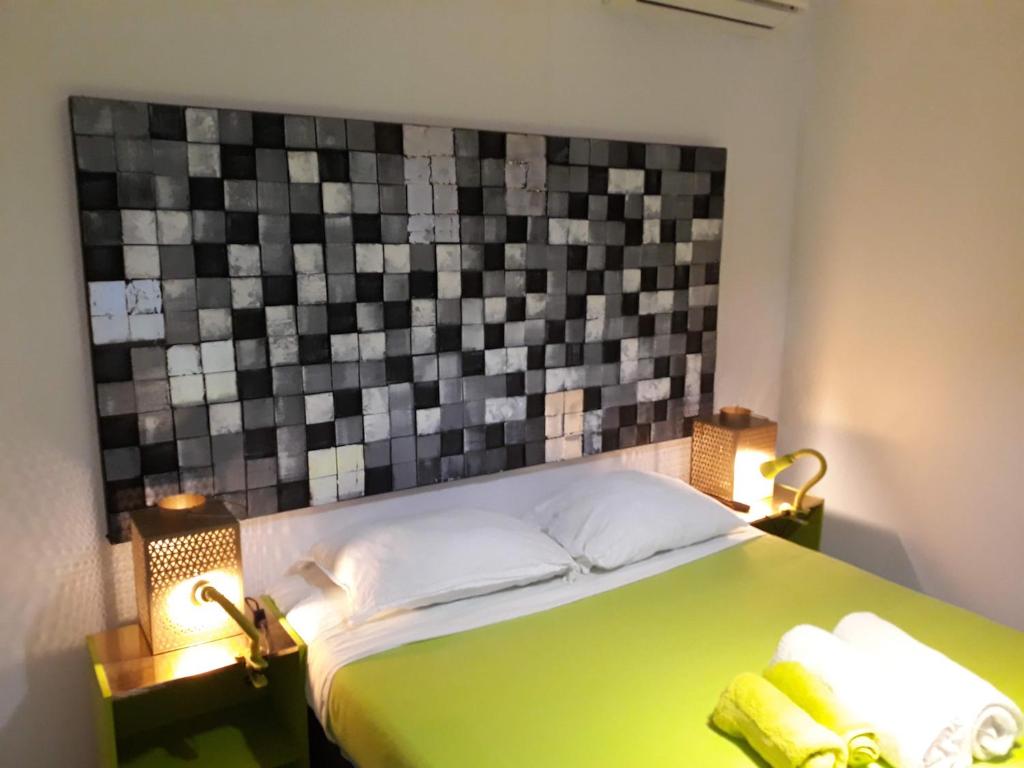 舍尔谢Villa Eden Rock的一间卧室配有绿床和2条毛巾
