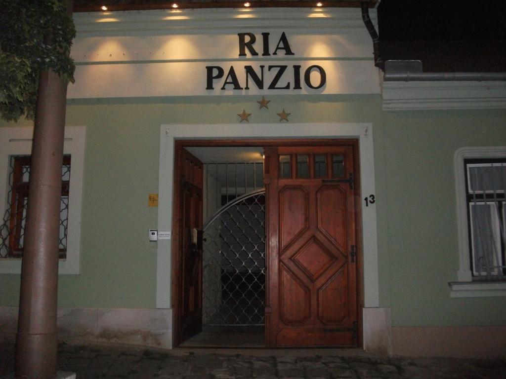 艾斯特根瑞亚佩泽欧酒店的通往一座有拉纳潘扎的建筑的门