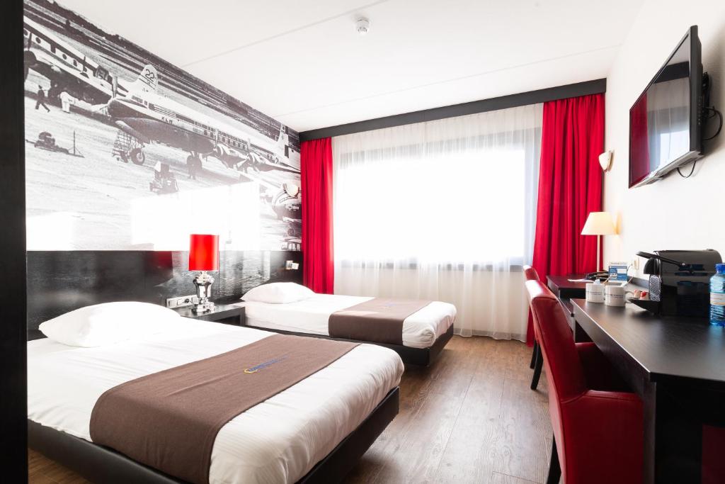 霍夫多普阿姆斯特丹机场堡垒酒店的酒店客房配有两张床和一张书桌