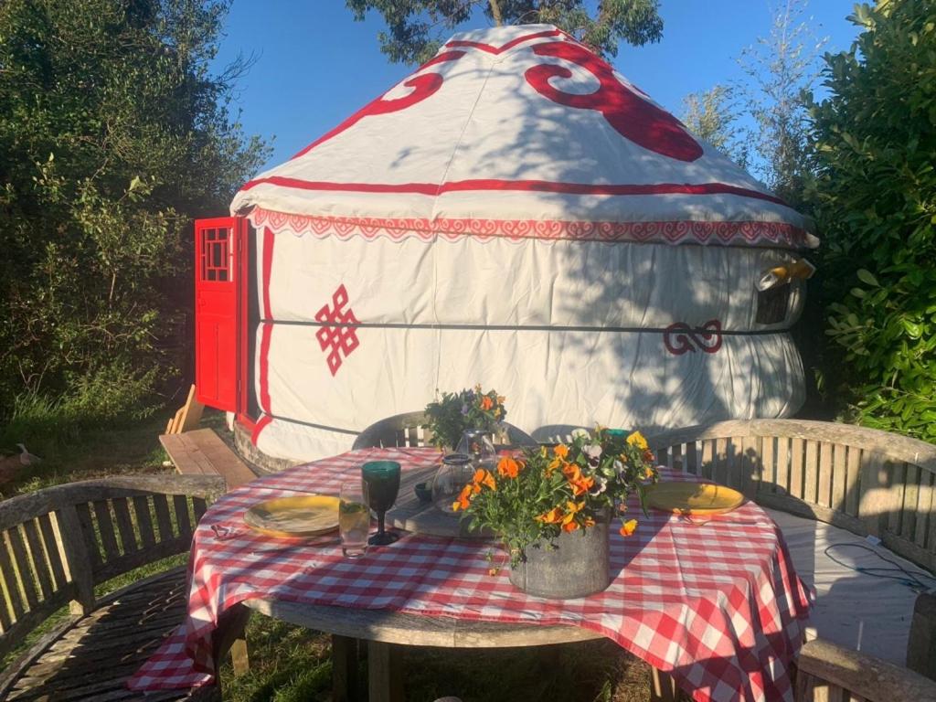 Traditional YURT @ Longleat餐厅或其他用餐的地方