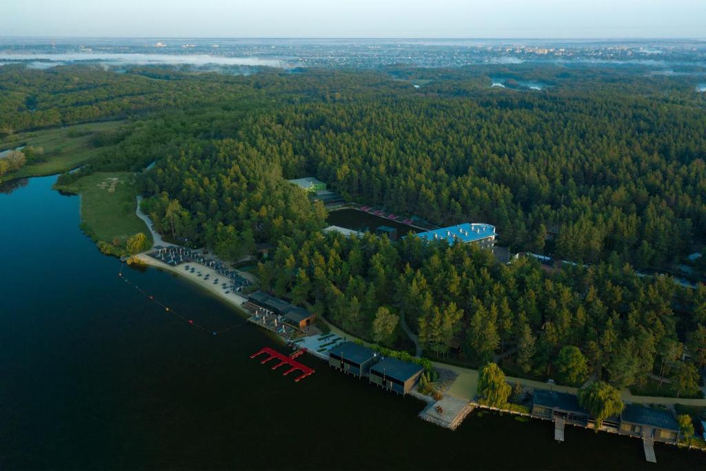 PeschankaGOOD ZONE Hotel的水中岛上房屋的空中景观