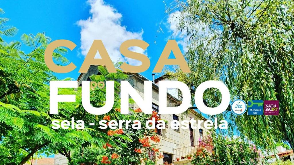 塞亚Casa do Fundo - Sustainable & Ecotourism的建筑物前的花纹标志