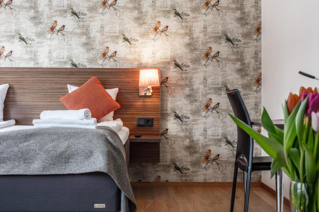 吕勒奥SPiS Hotell Naran的一间卧室配有一张床和猴子壁画