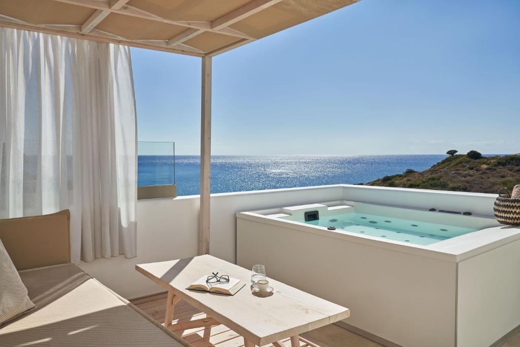 PaliochoriVolcano Luxury Suites Milos - Adults Only的海景客房内的热水浴池