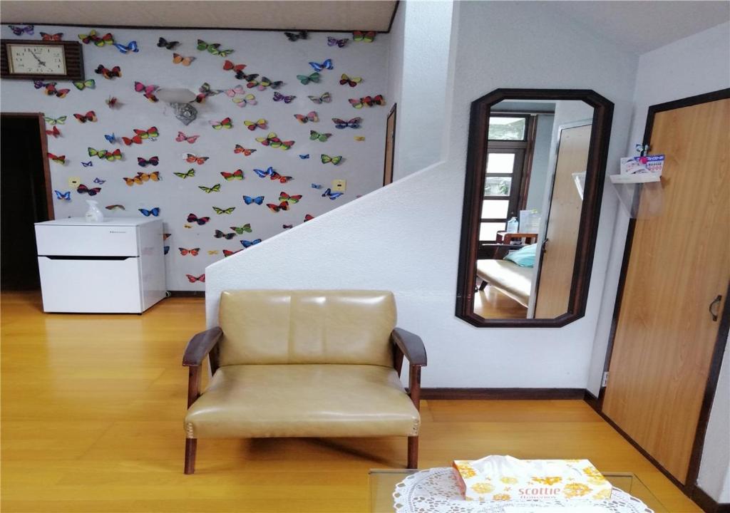 KataseGuest house Hamayu - Vacation STAY 11558v的墙上的椅子,镜子和蝴蝶