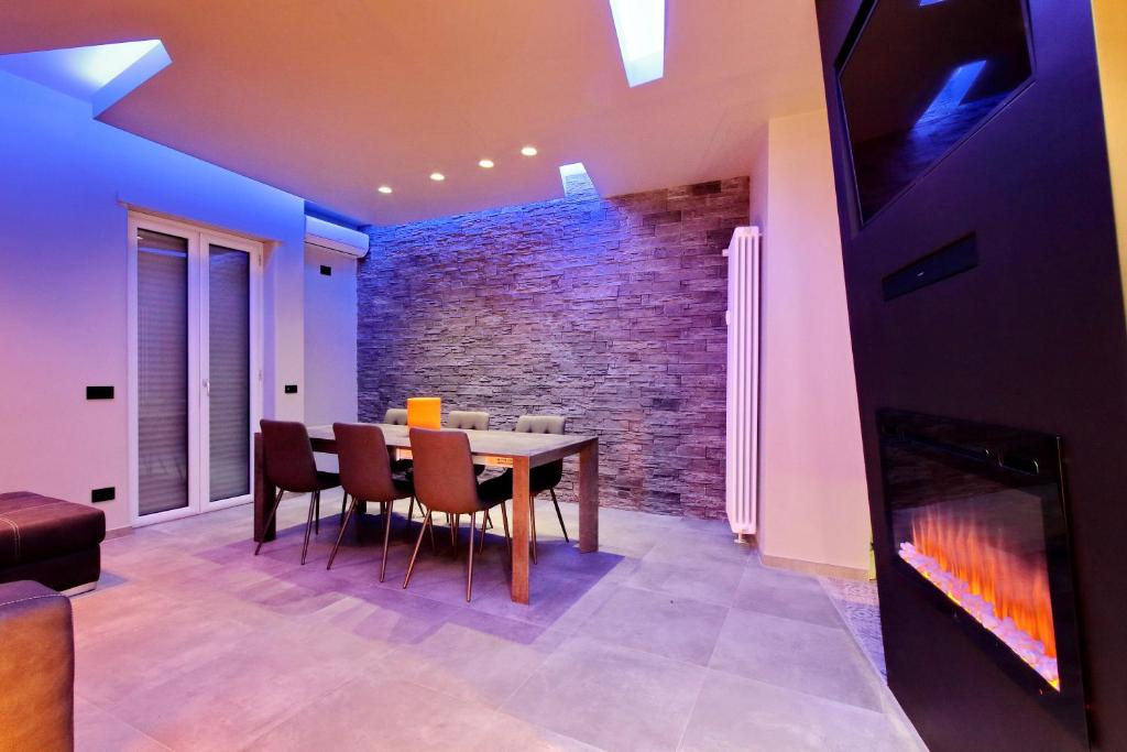 罗马Luxury SPA Apartment的一间带桌子和壁炉的用餐室