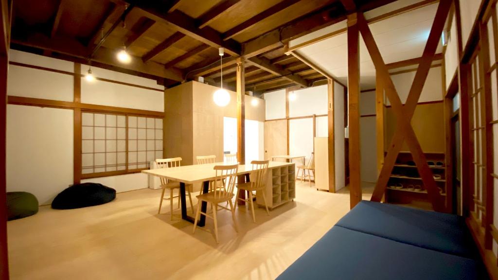 稻取湊庵錆御納戸-so-an sabionand-的一间大房间,里面配有桌椅
