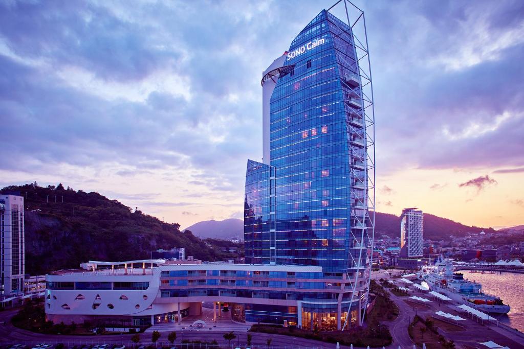 丽水市Sono Calm Yeosu的港口城市的高玻璃建筑