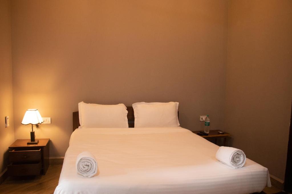 坎多林The Sovereign Villa的卧室配有一张带白色床单和枕头的大床。