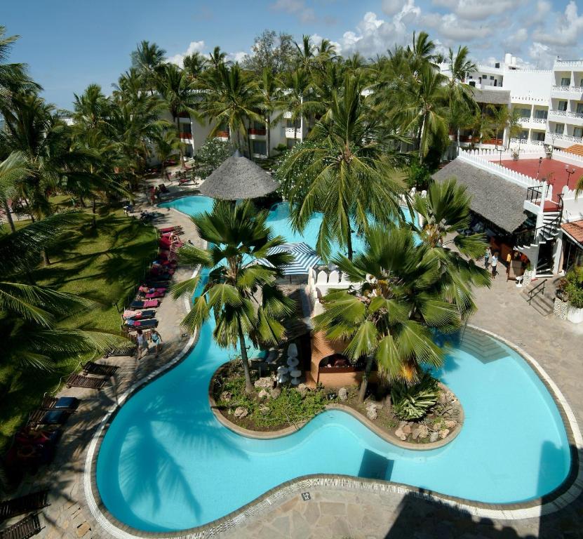 班布里班布里海滩酒店的享有度假村游泳池的顶部景致