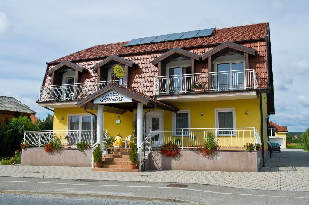 摩拉瓦托普利采塔玛拉别墅早餐酒店的街上带阳台的黄色房子