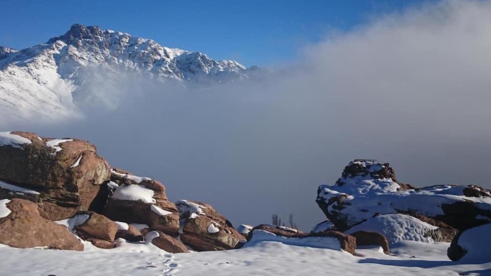 乌凯迈丁Chalet tizrag的雪覆盖的山峰前的雪覆盖的山峰