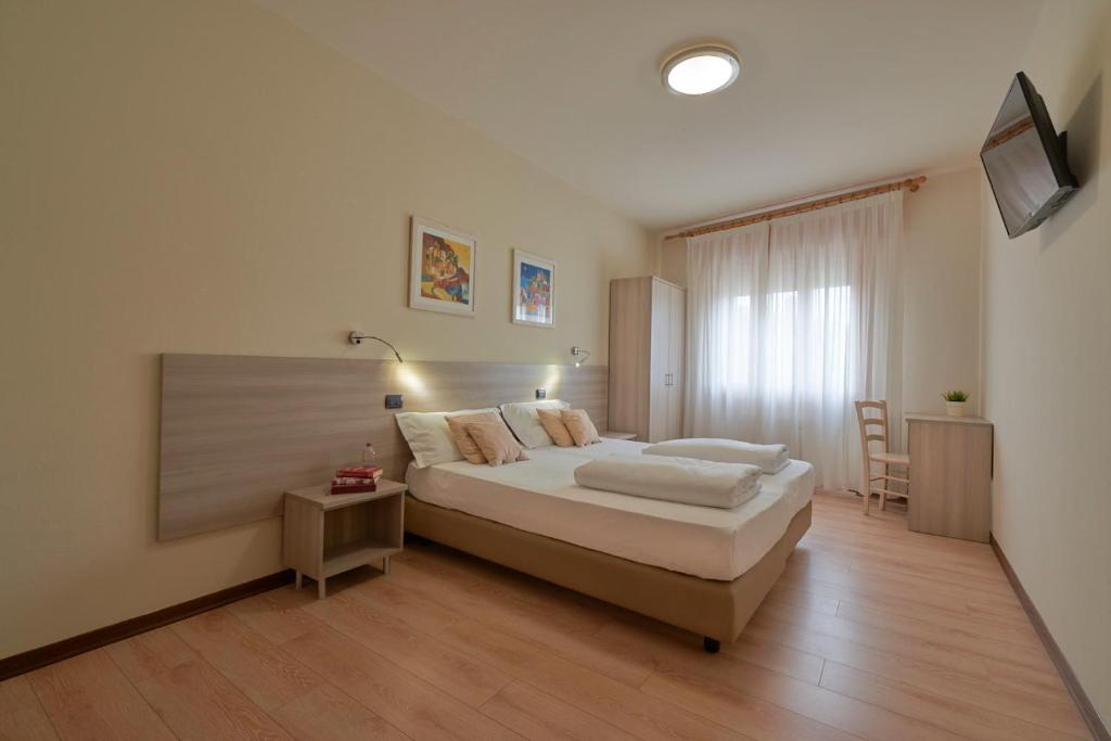 Noventa VicentinaHotel da Romagnolo的一间卧室配有一张大床和一张书桌