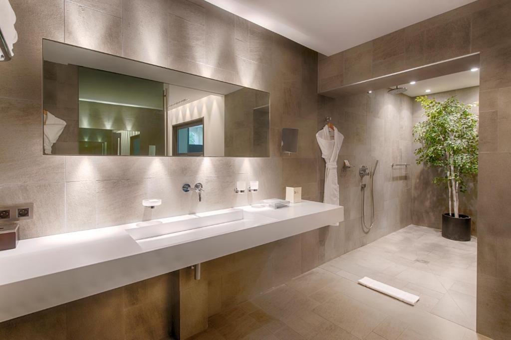 帕拉杜波笛燃及Spa酒店的一间带两个盥洗盆和大镜子的浴室