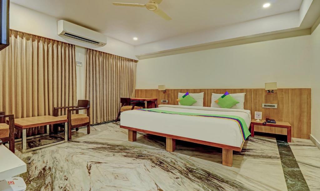 维沙卡帕特南Treebo Trend Seaesta RK Beach的一间酒店客房,一间设有一张床和一张书桌