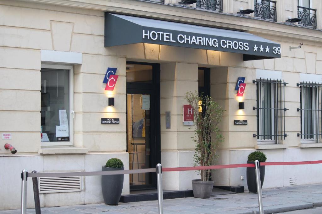 巴黎夏林克洛斯酒店的酒店大楼,上面有标志,上面写着酒店更衣的十字架