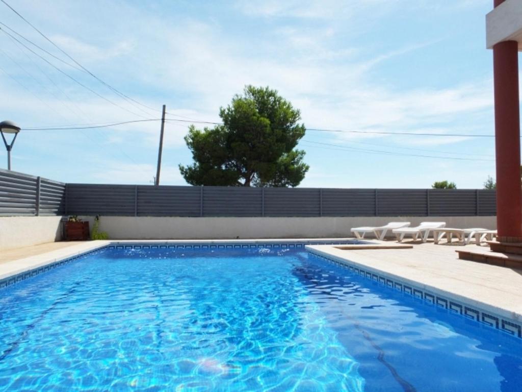 Villa Anabella with sea & mountain views air-conditioning & private swimming pool内部或周边的泳池