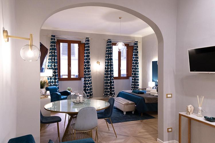 佛罗伦萨PROVENZALE CASA的一间带桌子的客厅和一间带床的房间