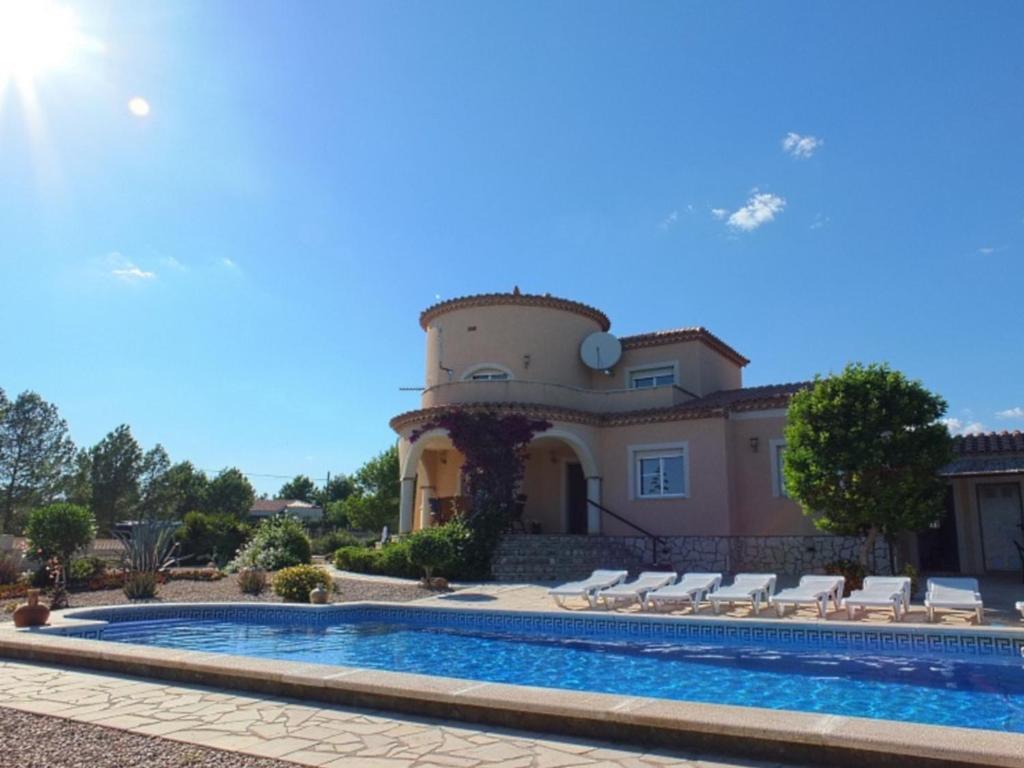 拉梅特拉·德·玛尔Villa Oasis 4bedroom villa with air-conditioning & large private swimming pool的一座带游泳池和房子的别墅