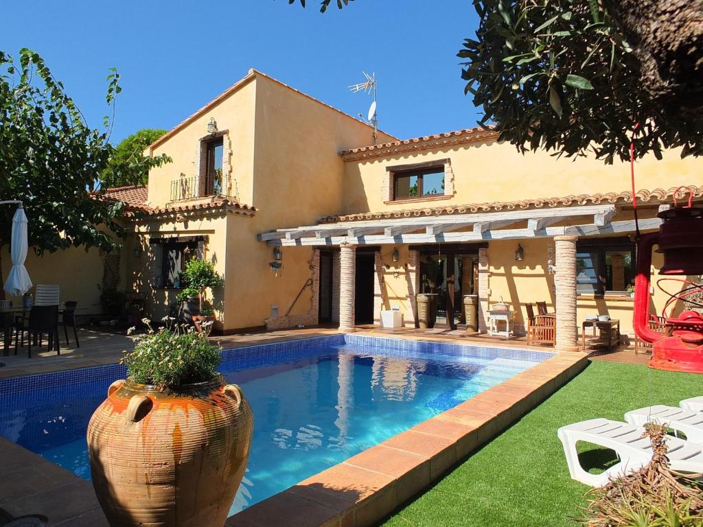 拉梅特拉·德·玛尔Villa Tranquila a charming 4bedroom villa with air-conditioning & private swimming pool的别墅前设有游泳池