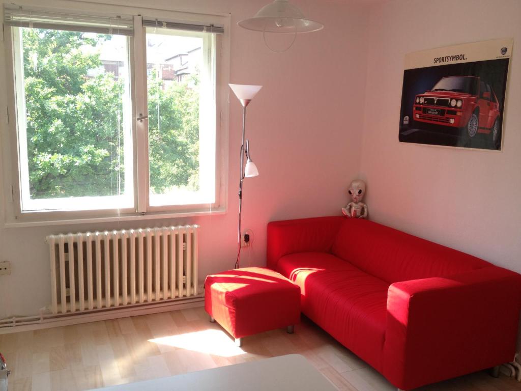 柏林"IDEAL" - für Zwei的客厅设有红色的沙发和窗户。