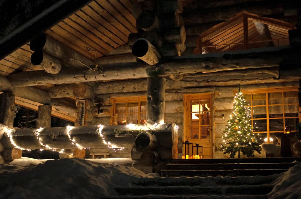 鲁卡Villa Rukapiste的小木屋内有灯的圣诞树