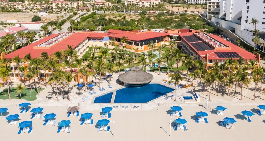 圣何塞德尔卡沃李尔卡博斯酒店的享有带游泳池和椅子的度假村的空中景致