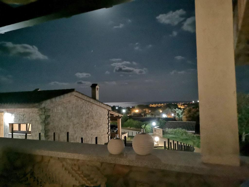 维拉普特祖Villetta Cinzia Vista Mare的夜晚从房子的窗户欣赏美景