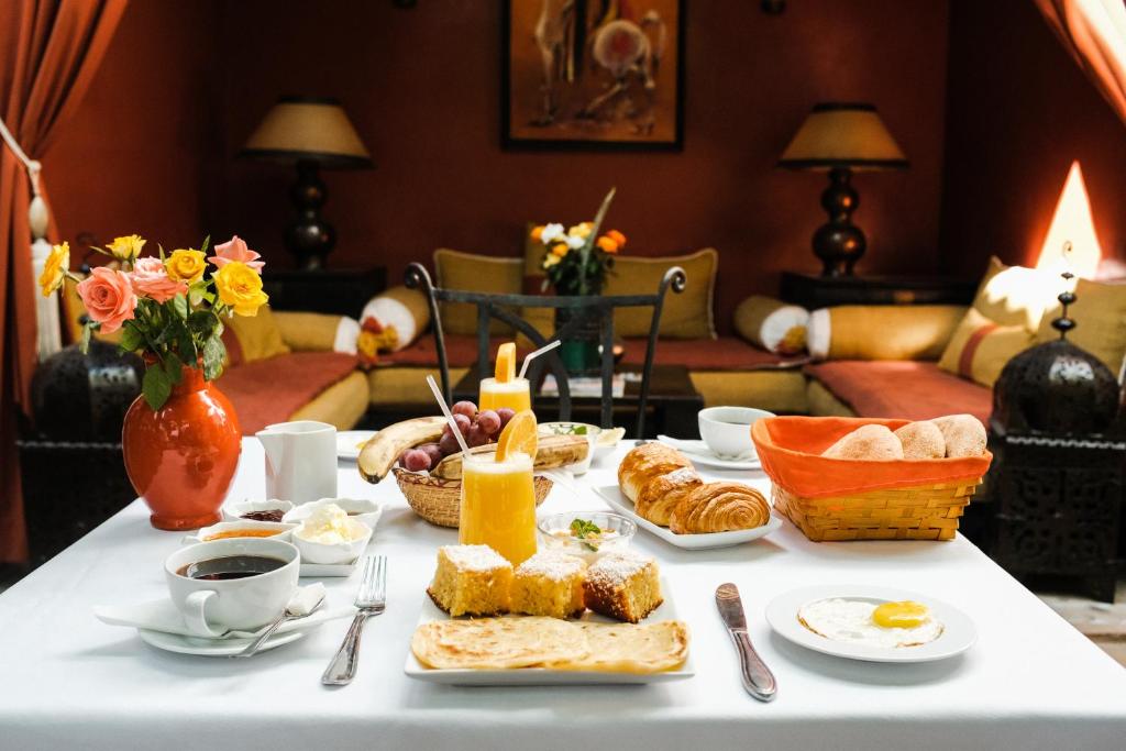 马拉喀什帕查瓦娜庭院旅馆的桌子,上面有面包、糕点和咖啡