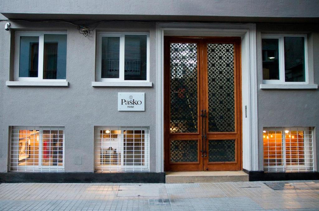 圣地亚哥Hotel Pasko的带有门的建筑,上面有读拉扎的标志