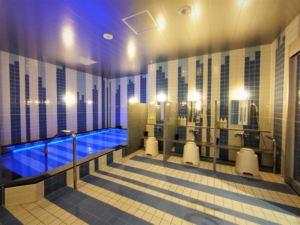名古屋Green Rich Hotel Nagoya Nishiki (Artificial hot spring Futamata Yunohana)的大型浴室设有蓝色浴缸