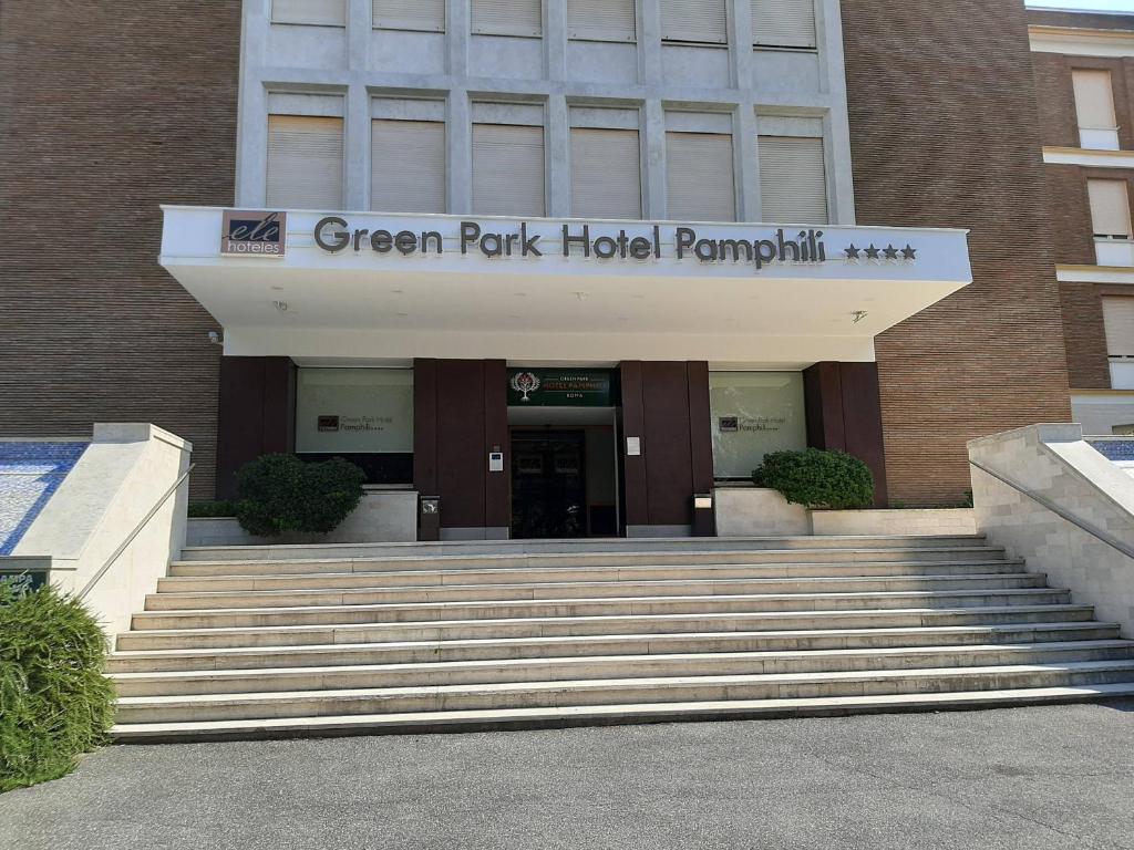 罗马潘菲利艾尔格林公园酒店的一座建筑,台阶通往绿色公园酒店金字塔