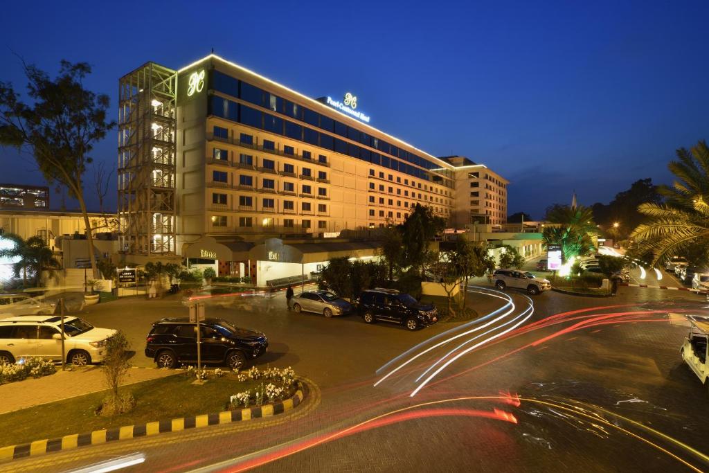 拉合尔拉合尔五洲明珠大酒店的街道前有车辆停放的大建筑