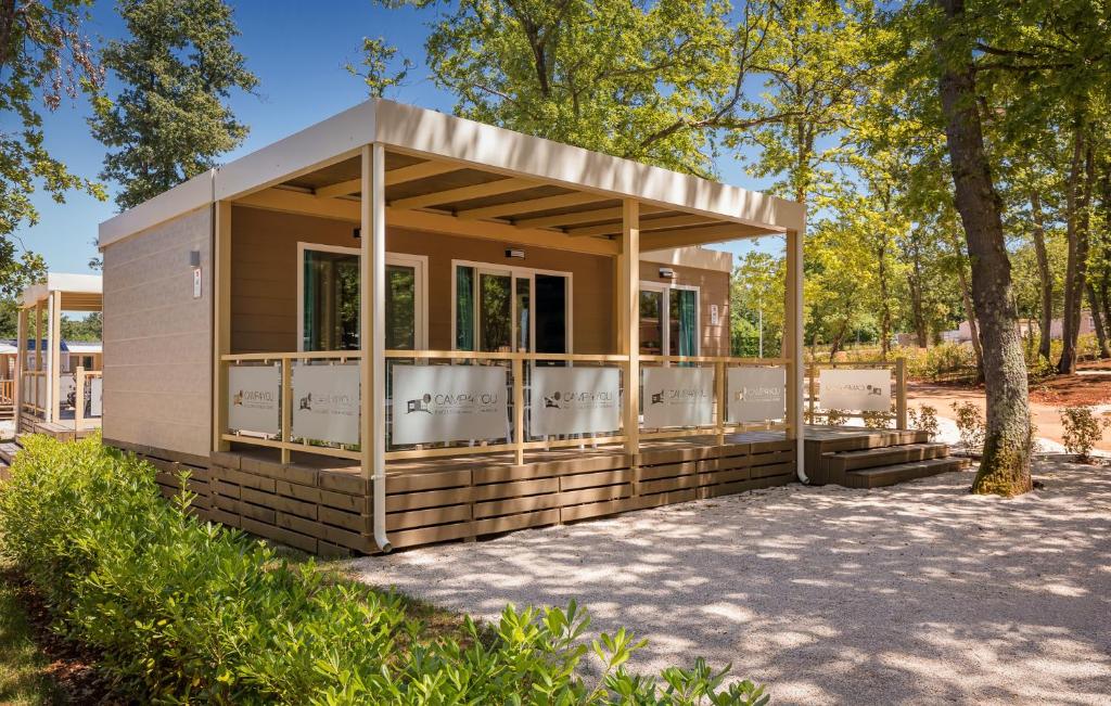 乌马格Mobile Homes Premium Relax Park Umag by Camp4You的公园内带门廊的模块化房屋