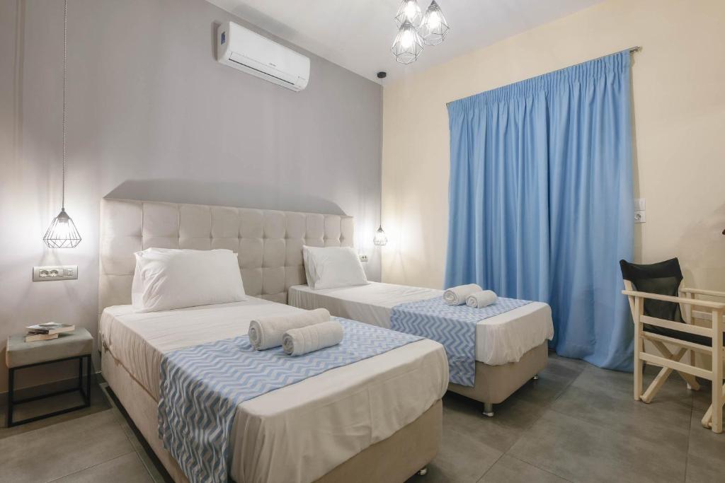 拉加纳斯Barcode Studios的一间卧室配有两张床和蓝色窗帘