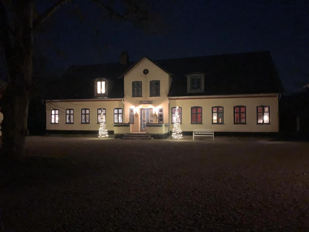 KværsBremsmaj Farm Holiday的夜间用圣诞灯点亮的房子