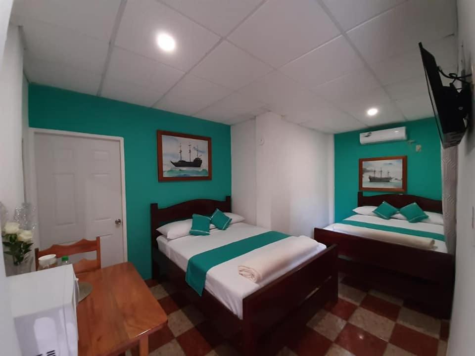 SAINT Charles Inn, Belize Central America客房内的一张或多张床位