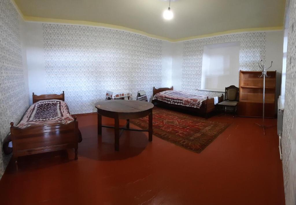 LichkʼThe Lichk Lodge的一间设有两张床和一张桌子的房间