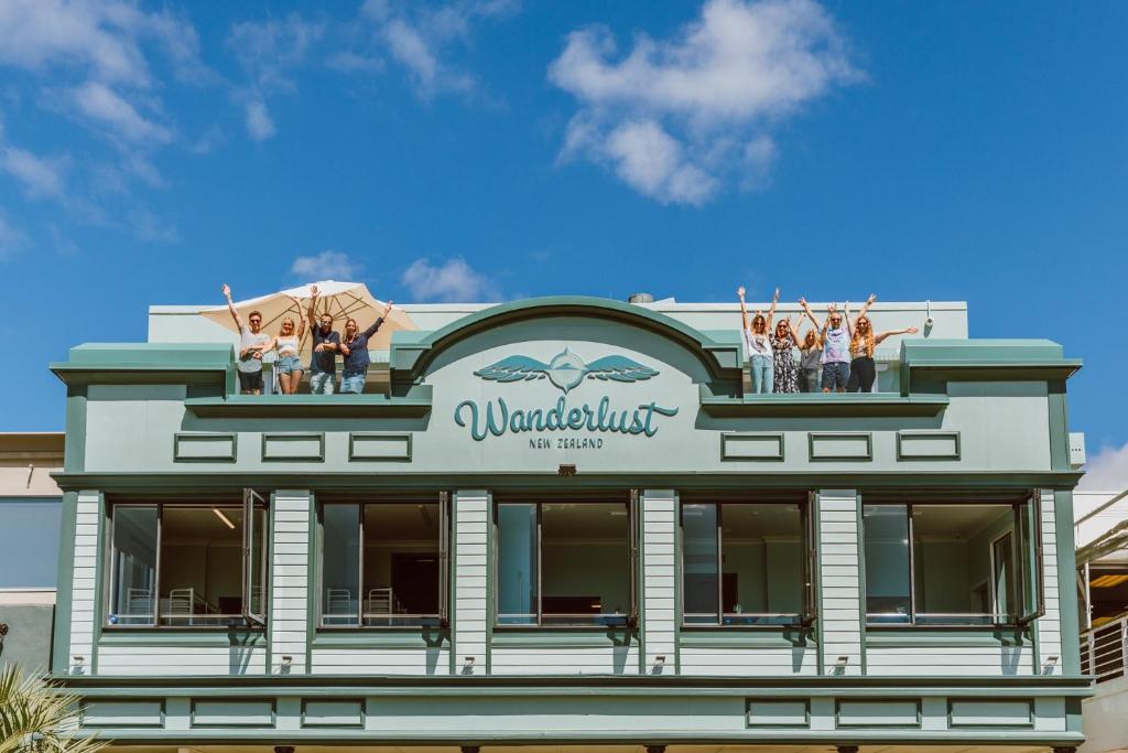 陶朗加Wanderlust NZ的一群人站在一座建筑的顶端