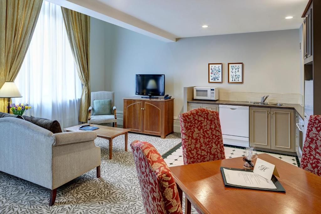 基督城基督城传统酒店的客厅配有沙发和桌椅