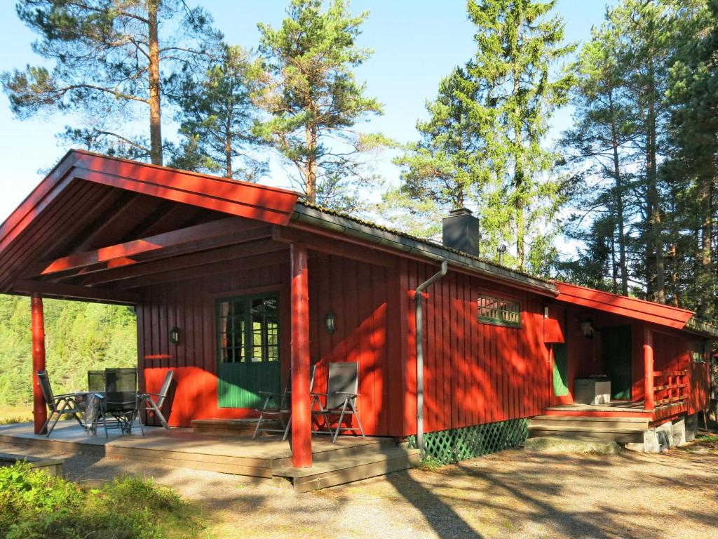 阿伦达尔Chalet Holmestua - SOO398 by Interhome的红屋顶林中小屋
