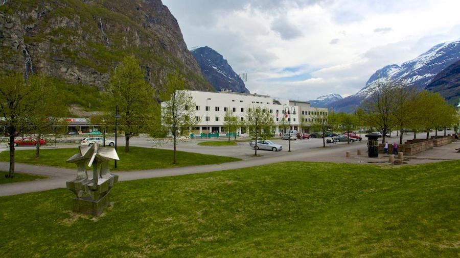孙达尔瑟拉Sunndalsøra Hotell的一座公园,有一座建筑,一条有山的街道