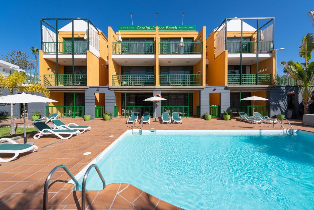 英格兰海滩Apartamentos Cordial Judoca Beach的大楼前设有游泳池的酒店