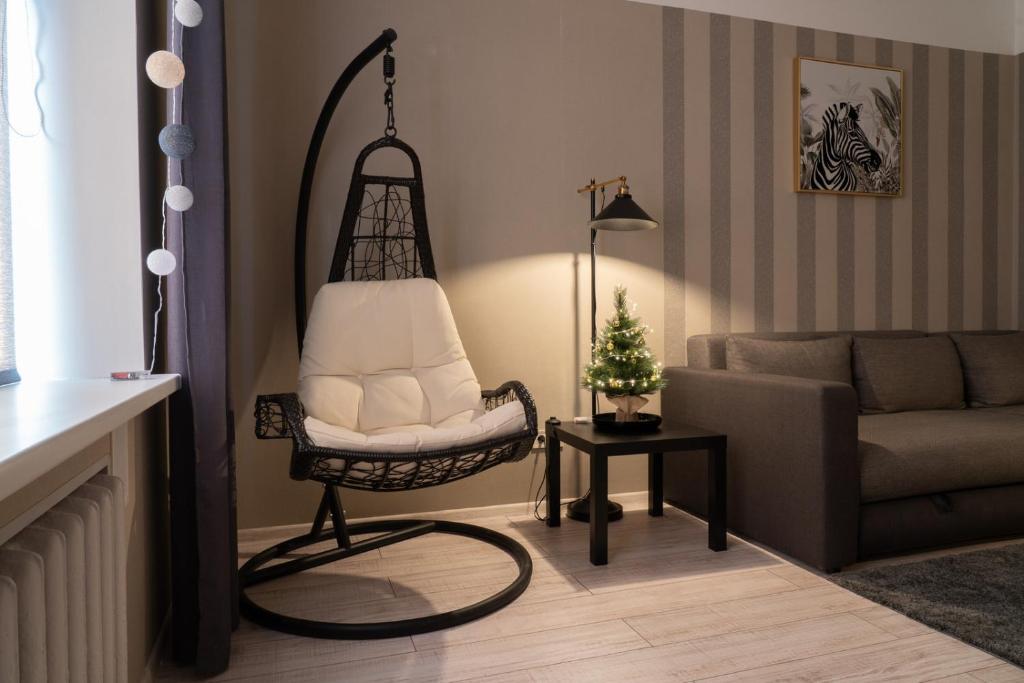 里加ALFA apartment的客厅配有椅子和沙发