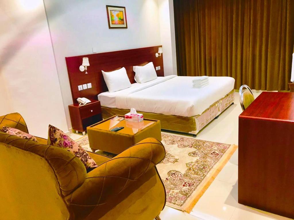 锡卜ALJAWHARA INN HOTEL的酒店客房,配有床和沙发