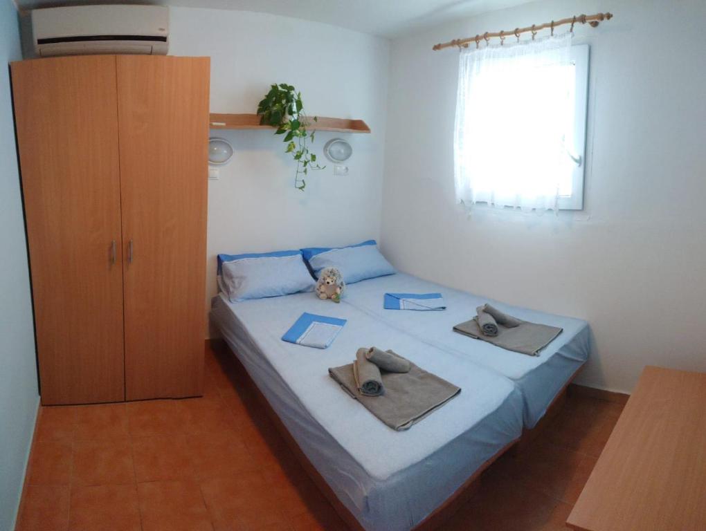 马蒂纳塔Apartments Villaggio Riccio的一间卧室配有带毛巾的床
