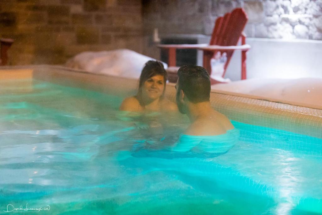 加蒂诺五世酒店的游泳池里的男女