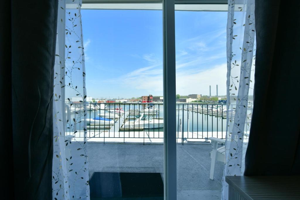 弗里波特自由港滨海酒店 的享有海港景色的开放式窗户