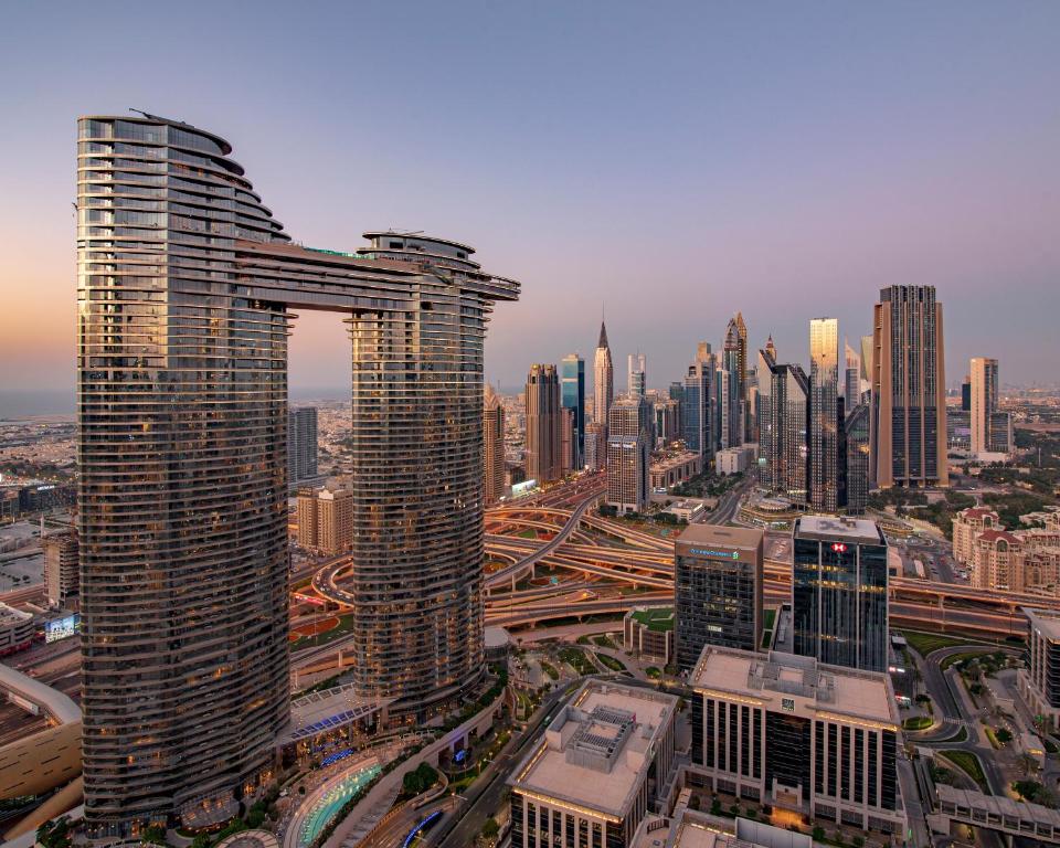 迪拜FIRST CLASS 2BR with full DUBAI SKYLINE & SEA view的城市空中景观和建筑